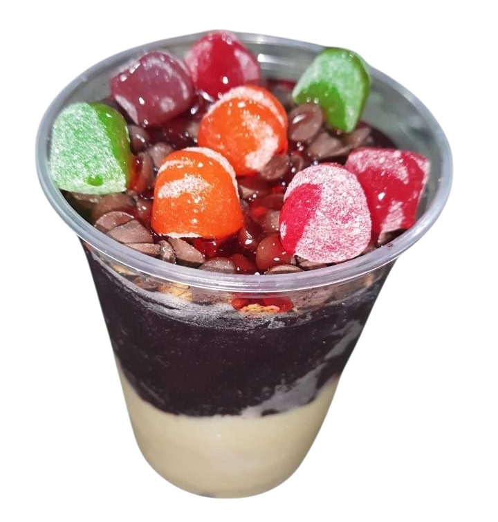 Copo de açaí com jujuba e cobertura de morango.